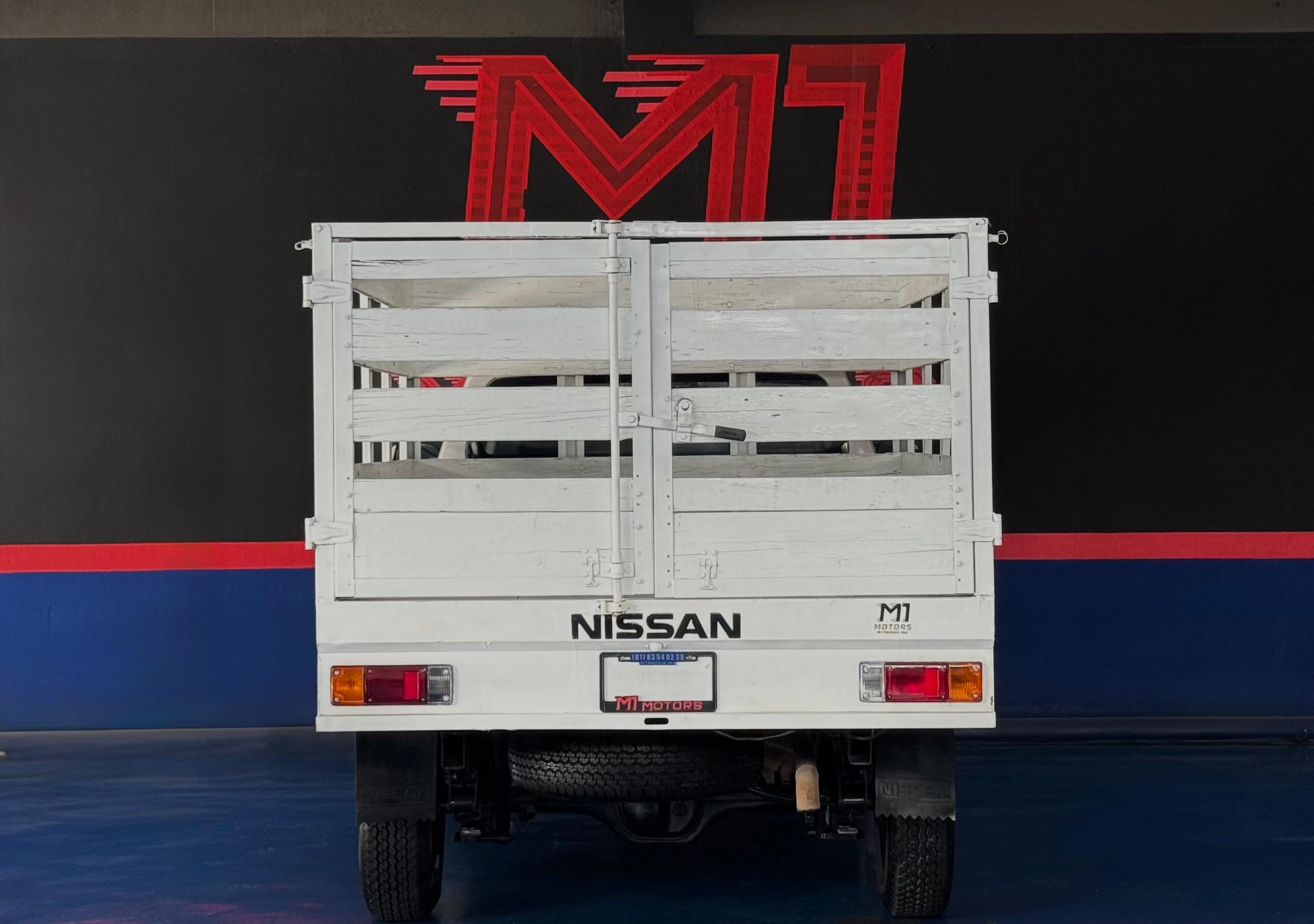NISSAN NP300 ESTACAS 2021