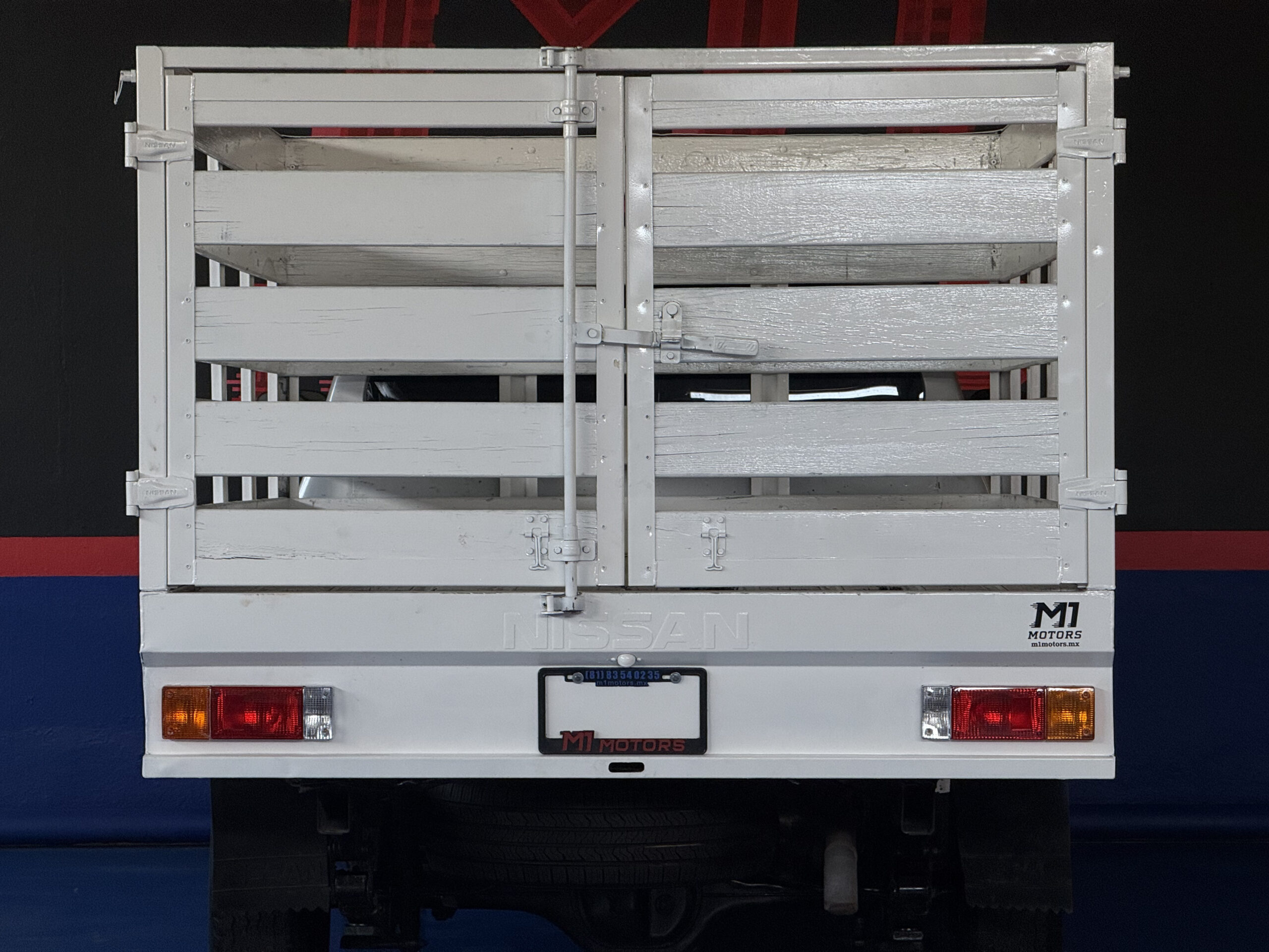 NISSAN NP300 ESTACAS