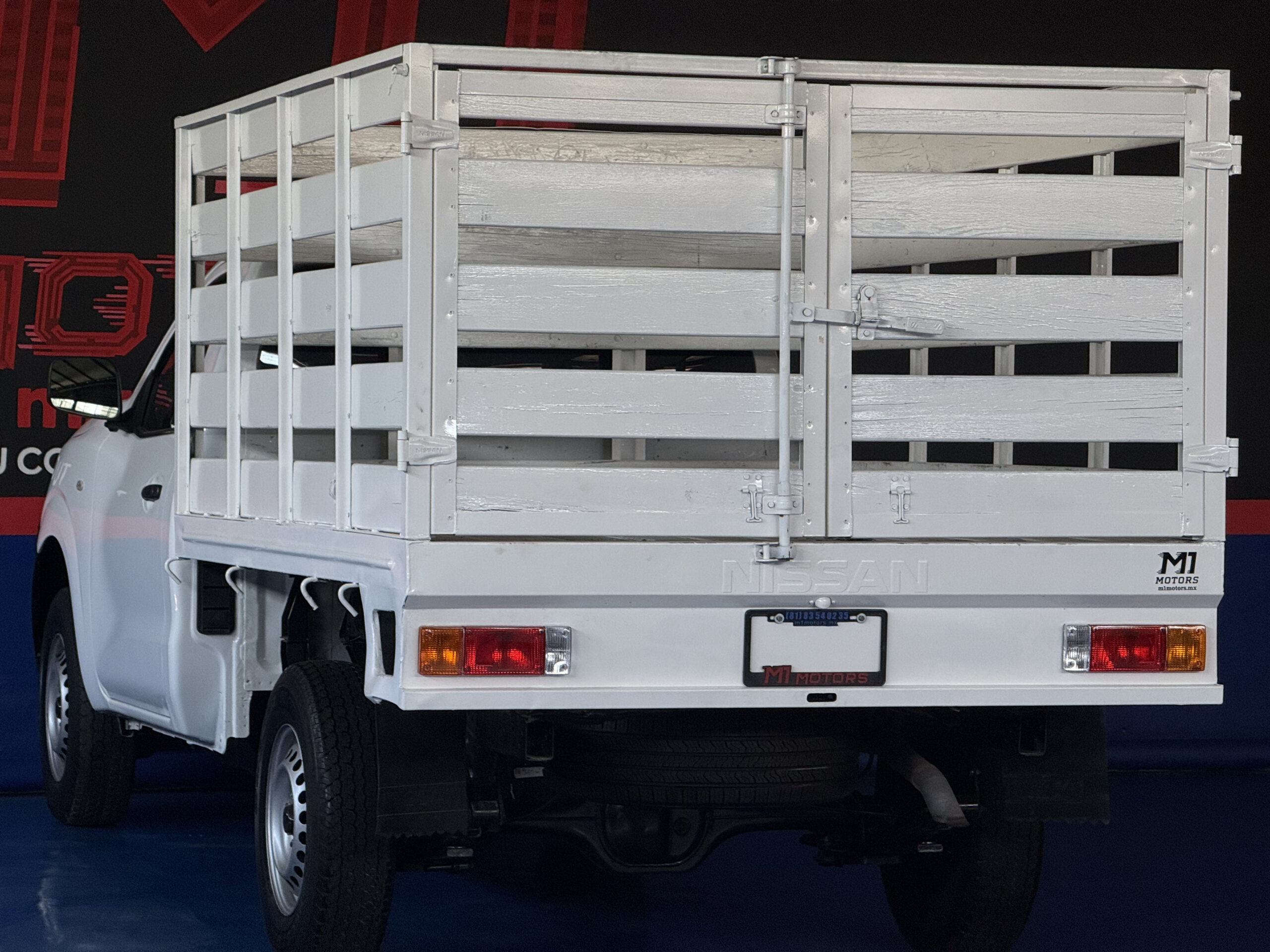 NISSAN NP300 ESTACAS