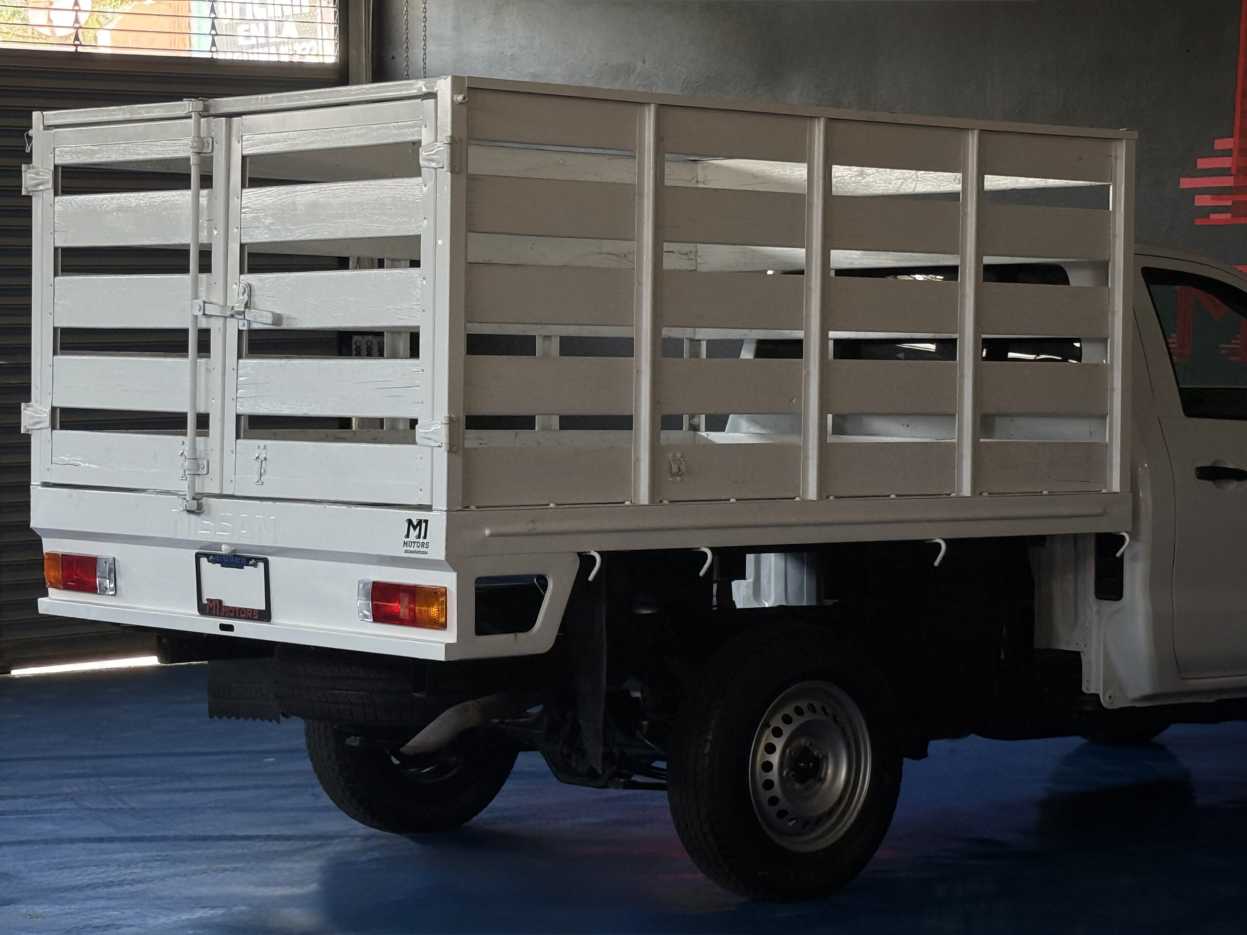 NISSAN NP300 ESTACAS