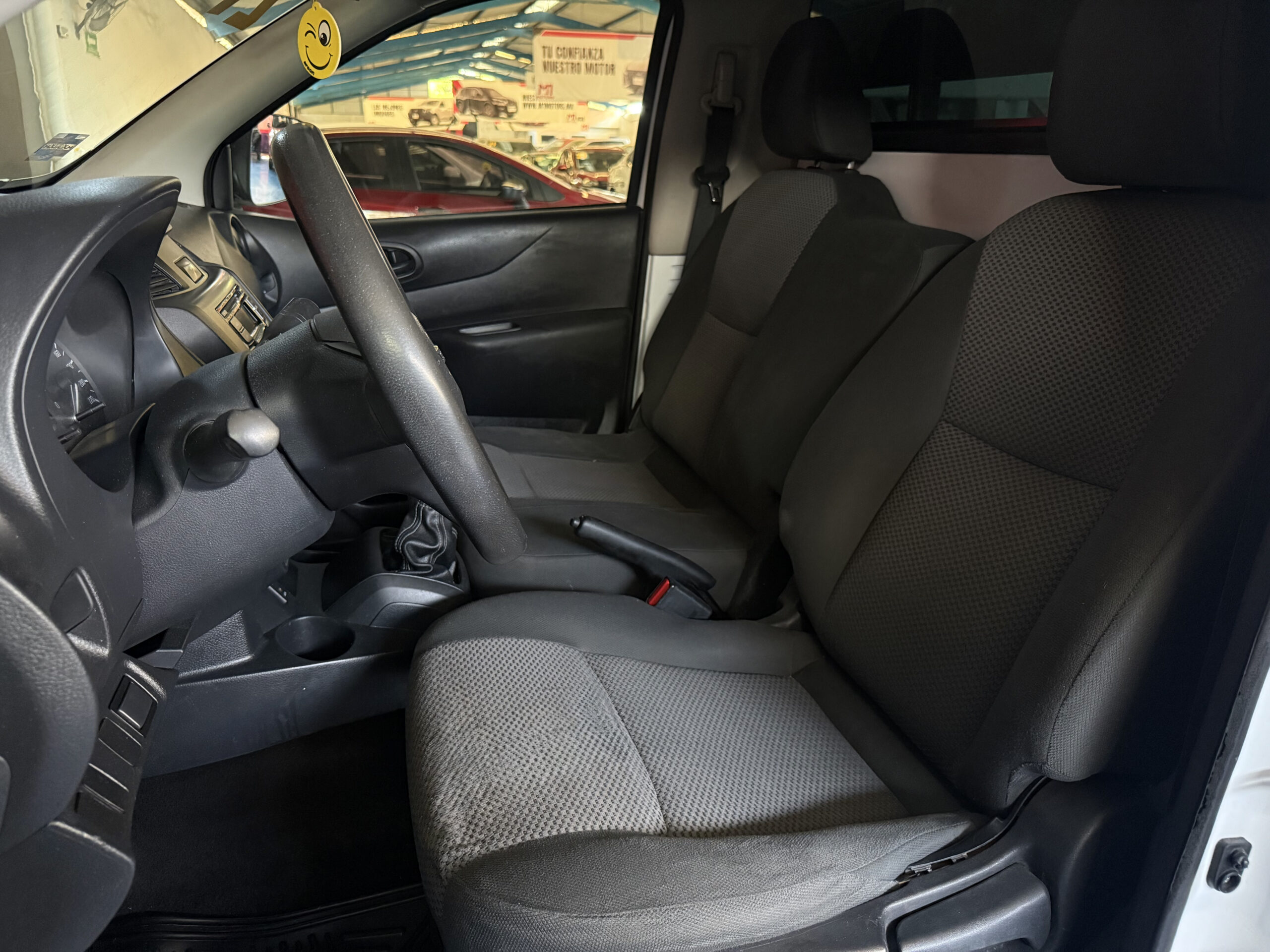 NISSAN NP300 ESTACAS