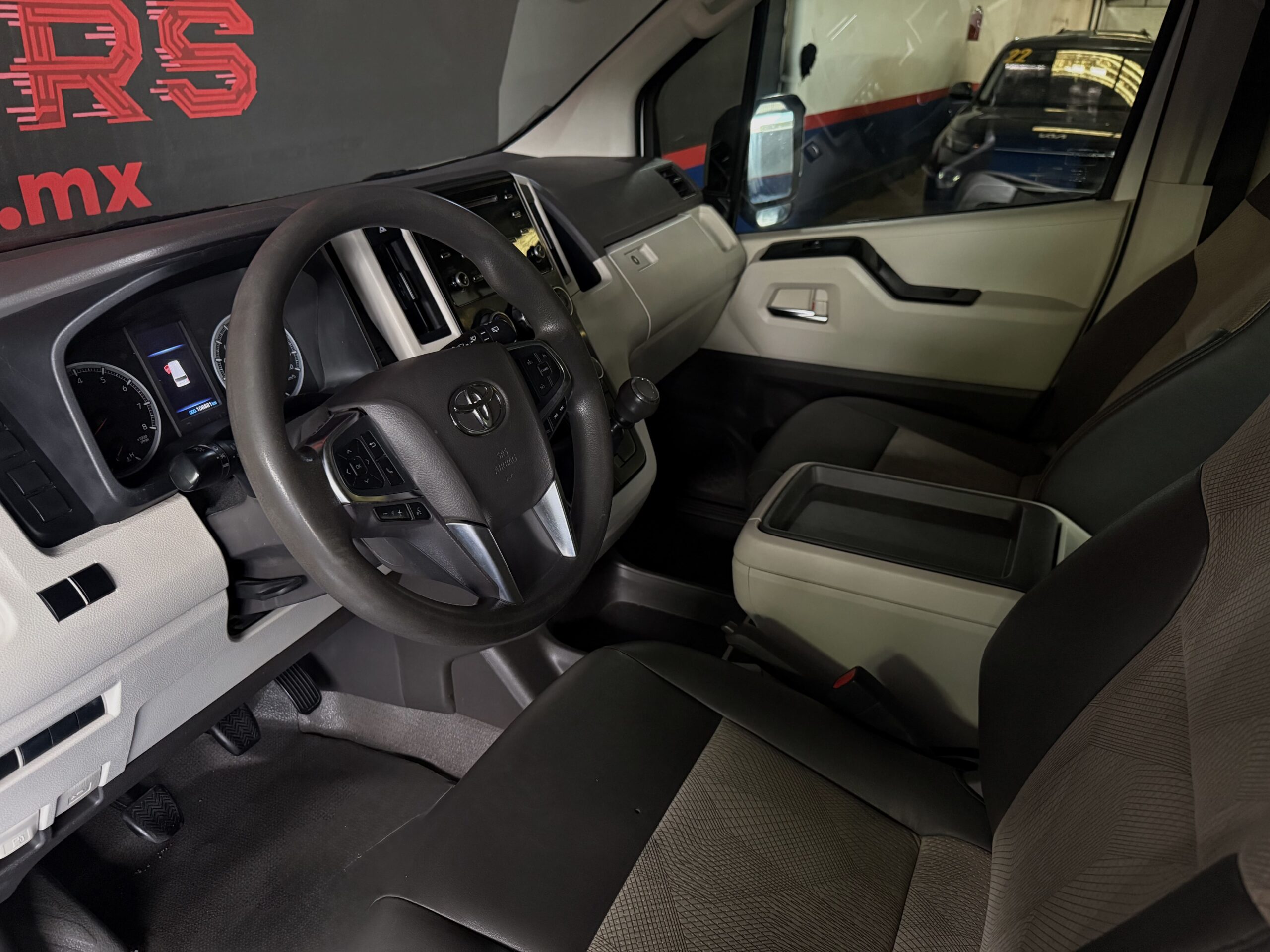 TOYOTA HIACE 12 PASAJEROS 2022