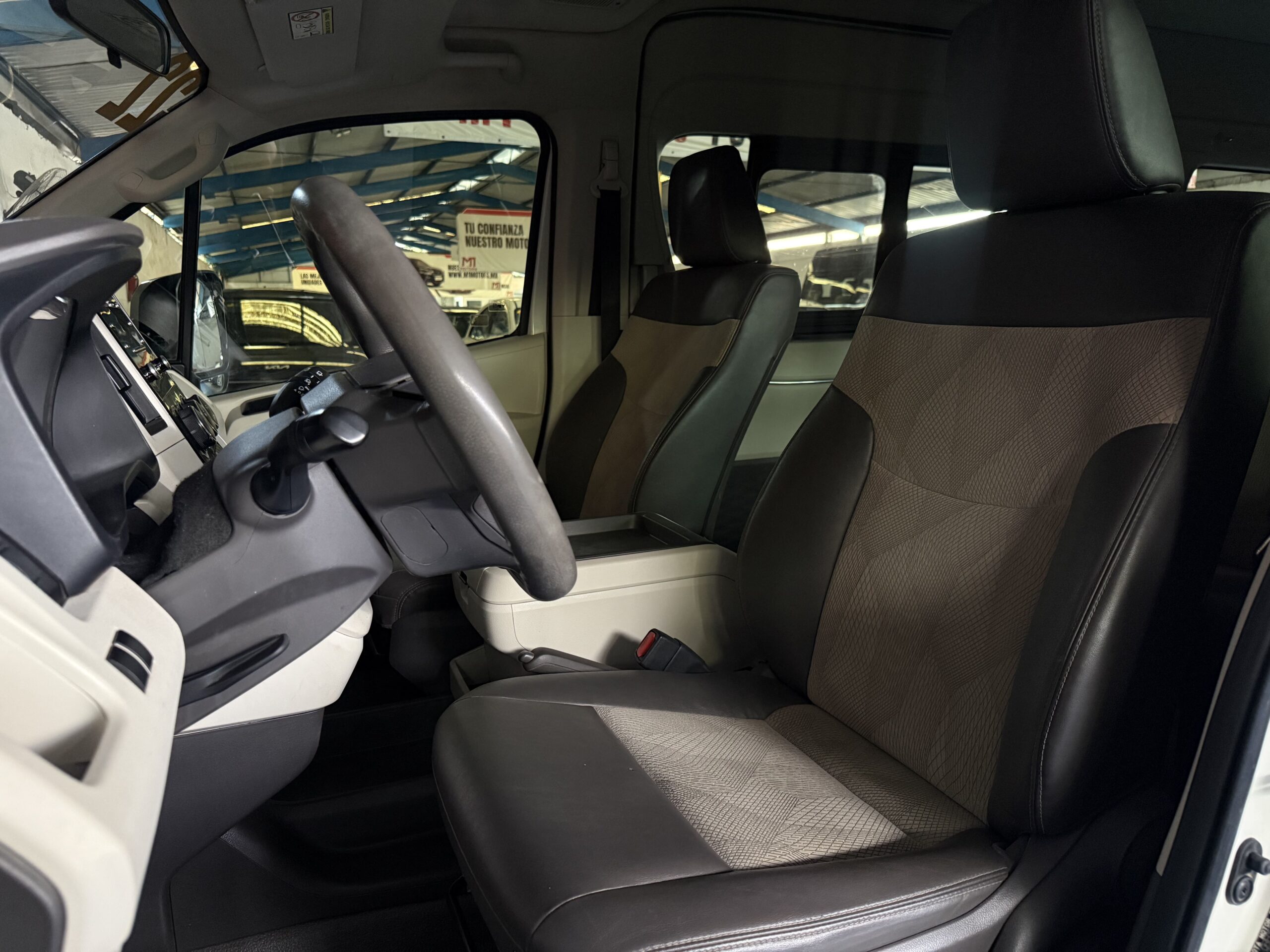TOYOTA HIACE 12 PASAJEROS 2022