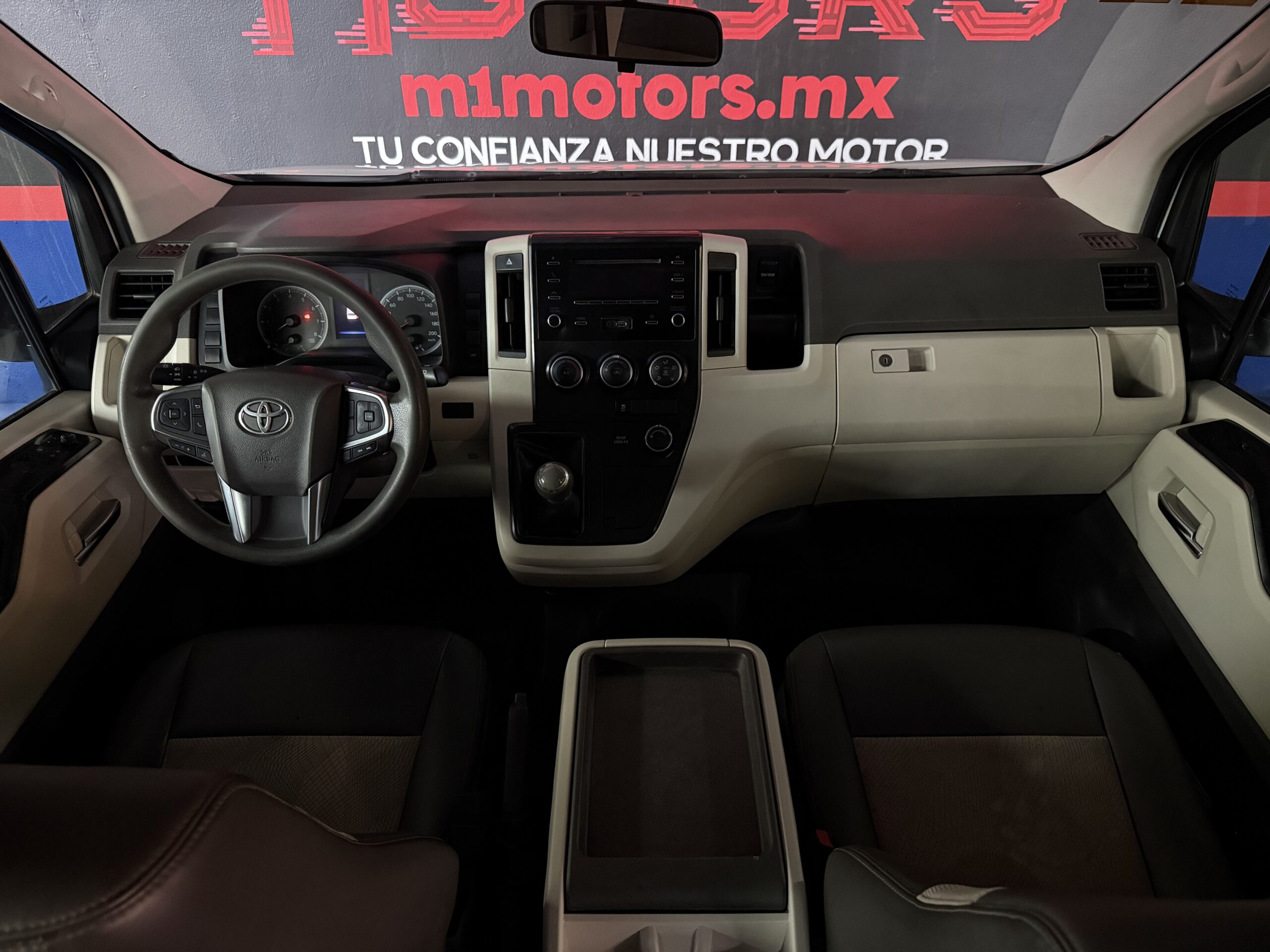TOYOTA HIACE 12 PASAJEROS 2022