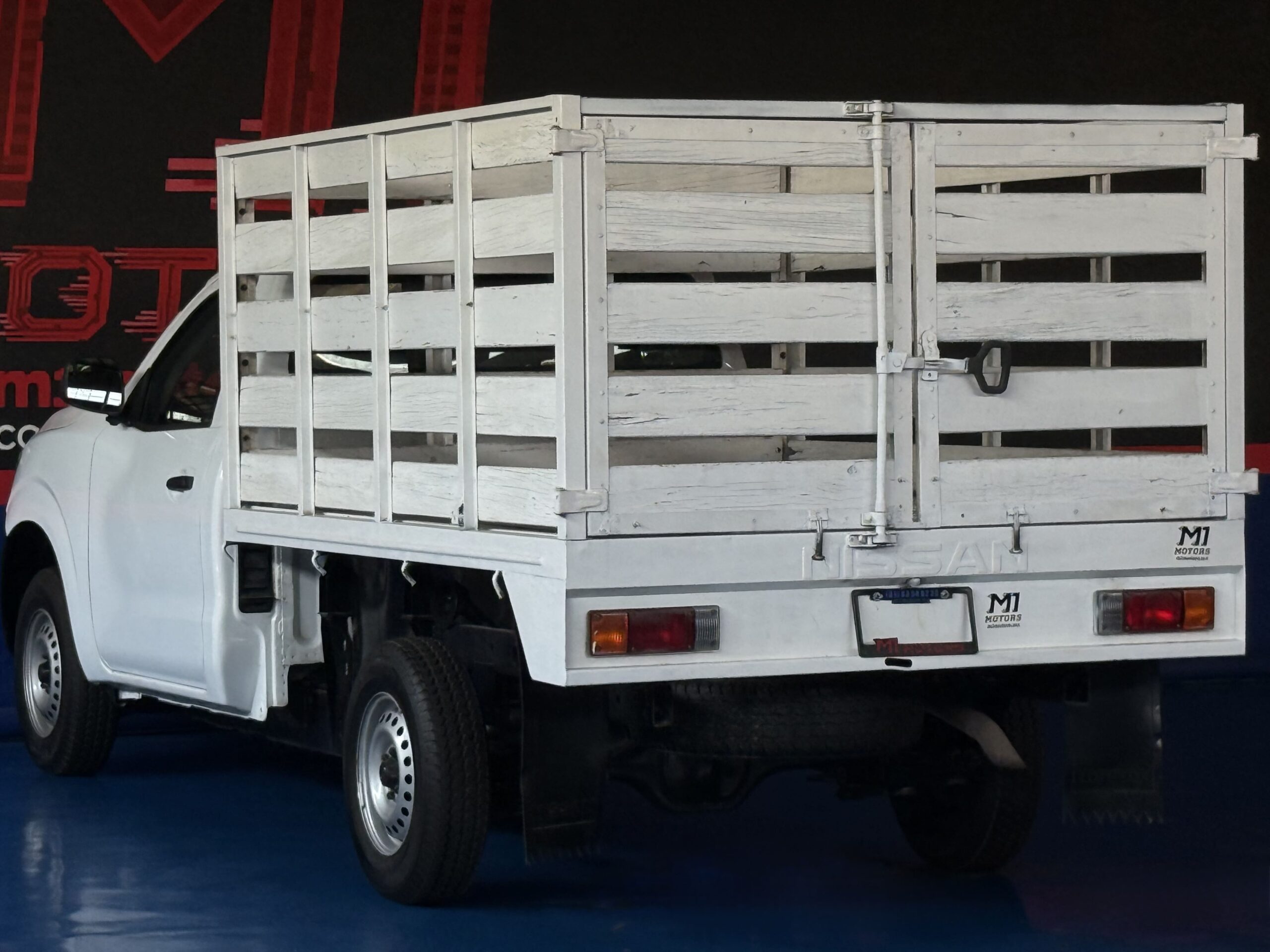 NISSAN NP300 ESTACAS 2020