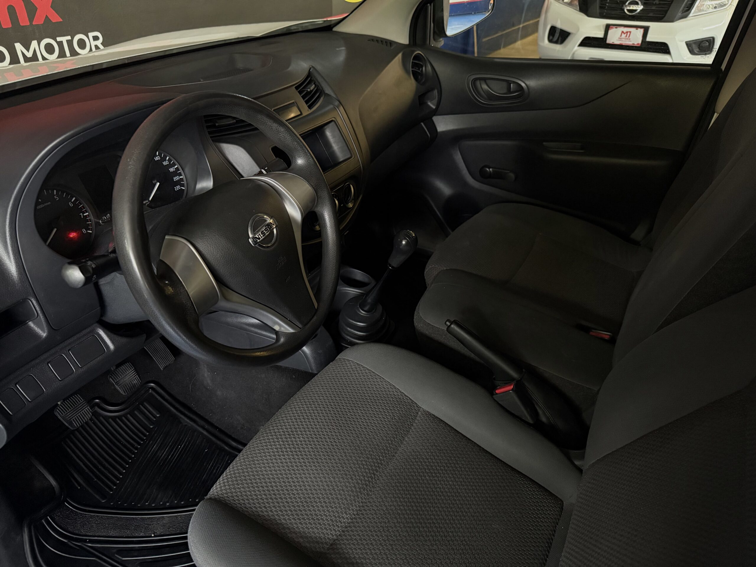 NISSAN NP300 ESTACAS 2020