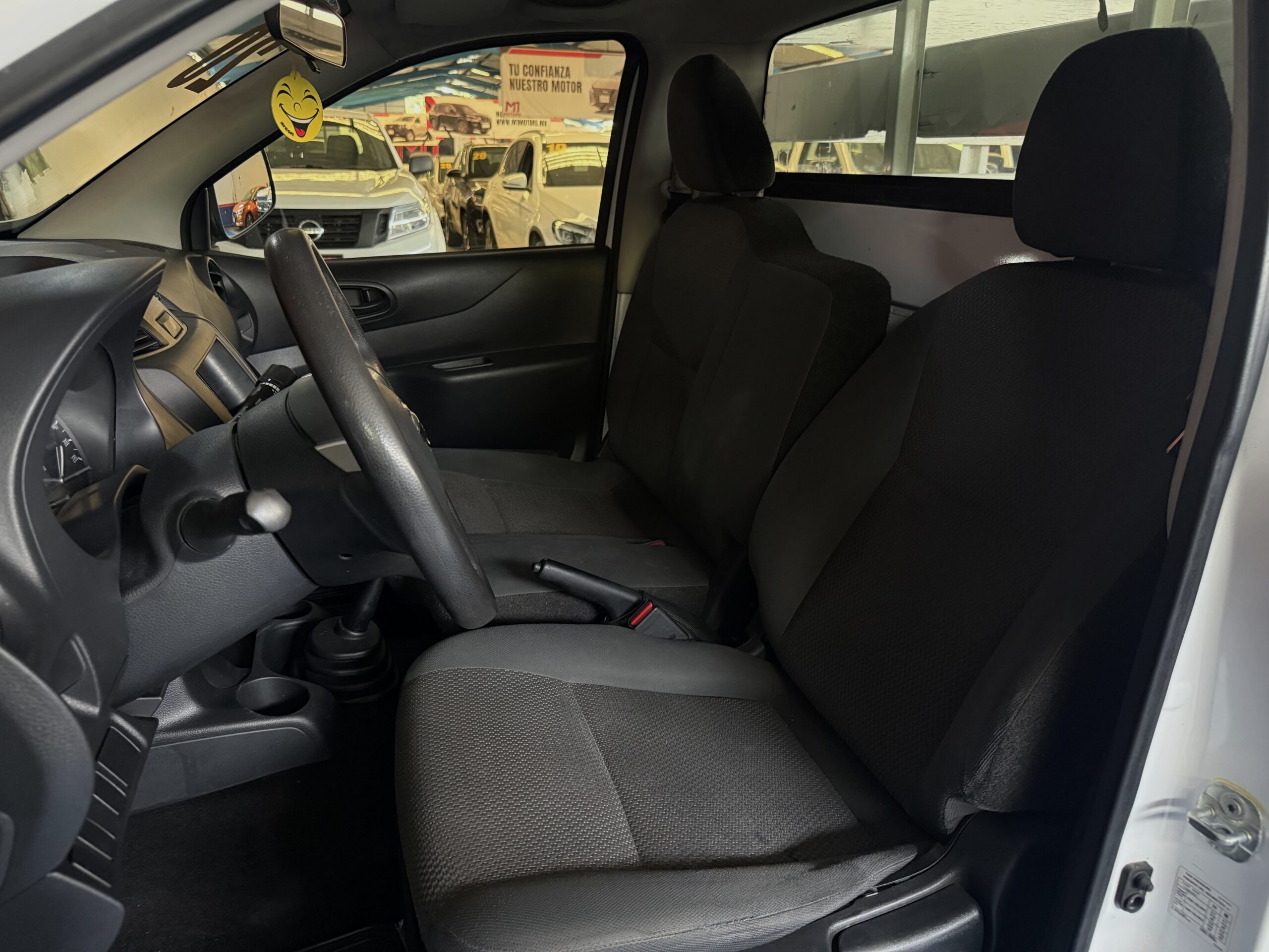 NISSAN NP300 ESTACAS 2020