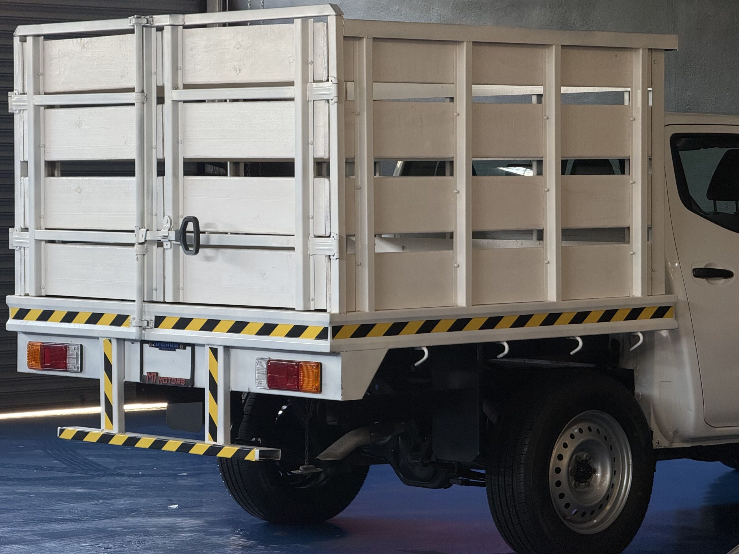 NISSAN NP300 ESTACAS TM 2023
