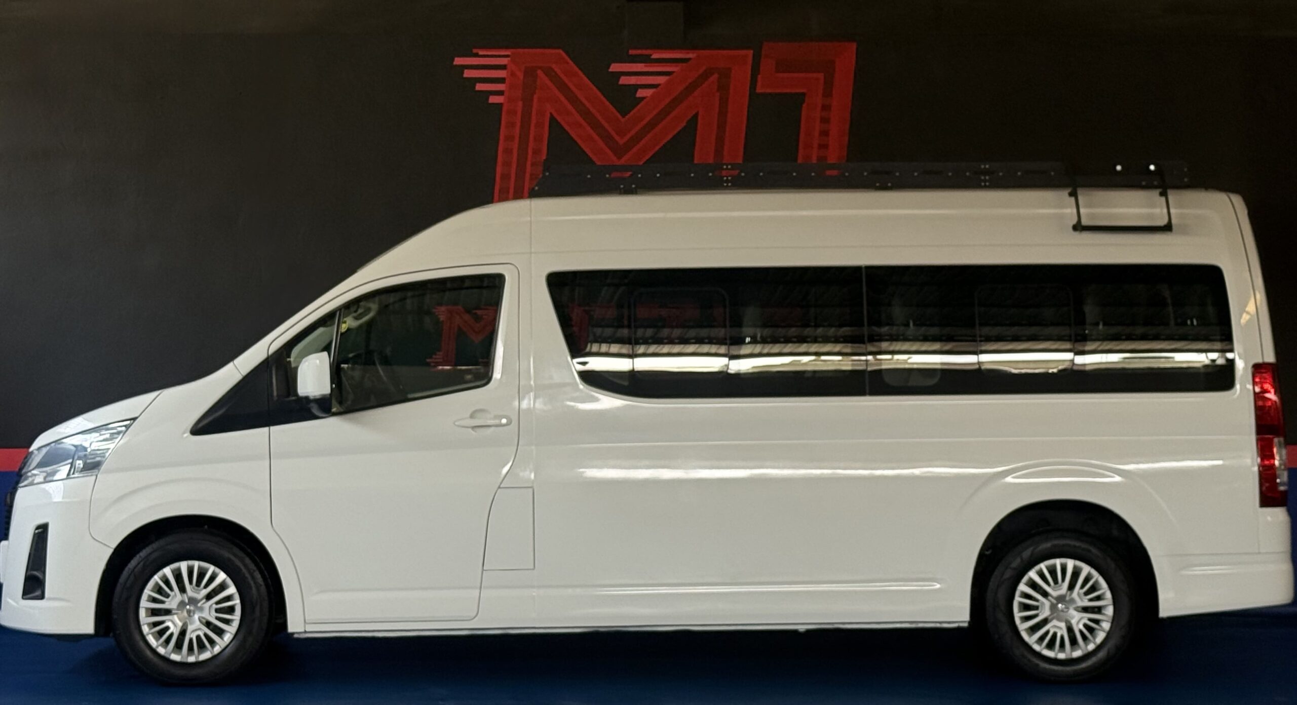 TOYOTA HIACE 12 PASAJ 2023