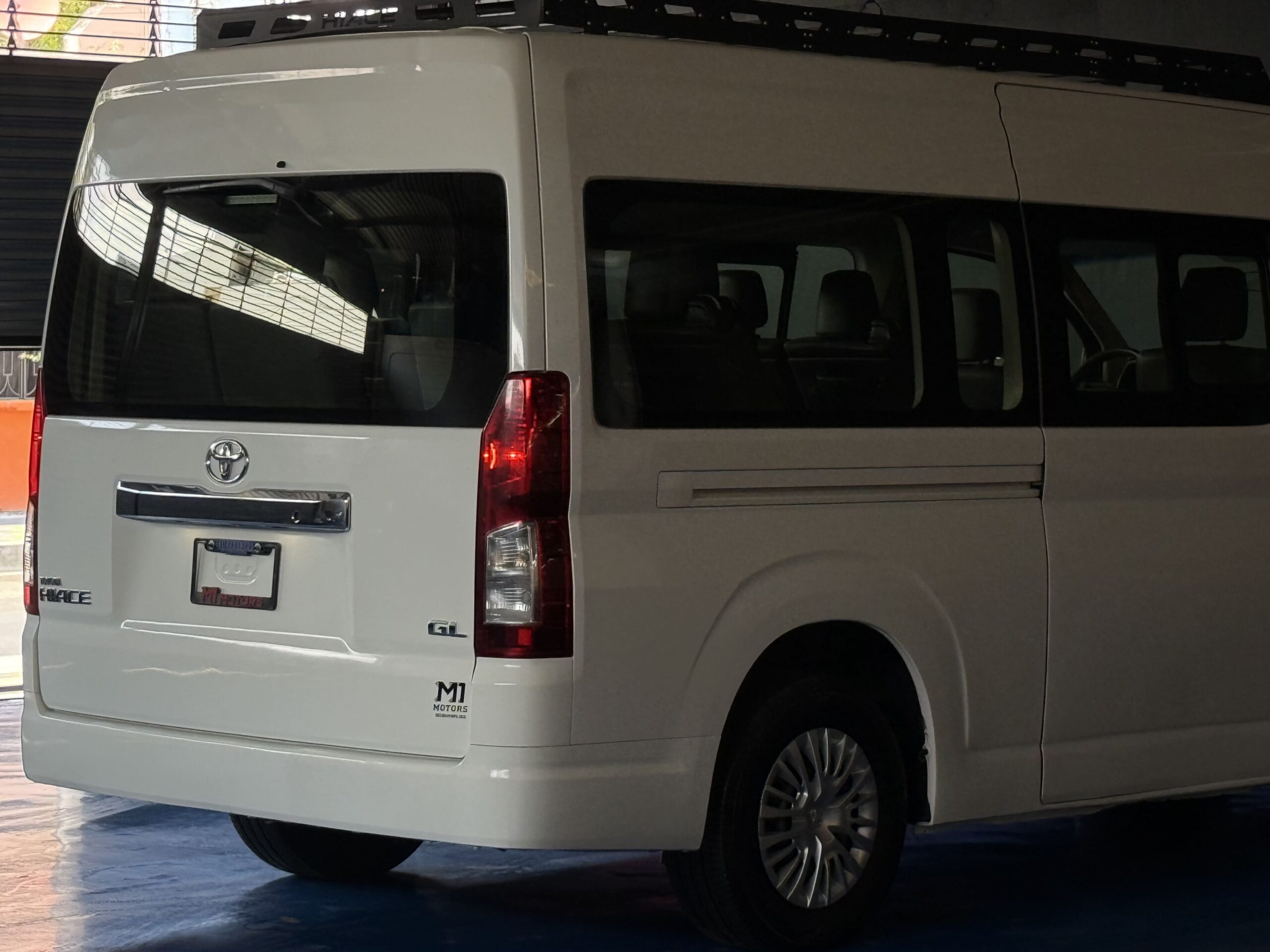 TOYOTA HIACE 12 PASAJ 2023