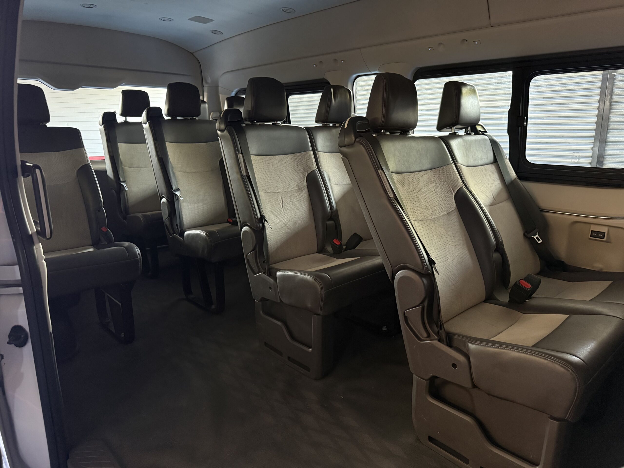 TOYOTA HIACE 12 PASAJ 2023