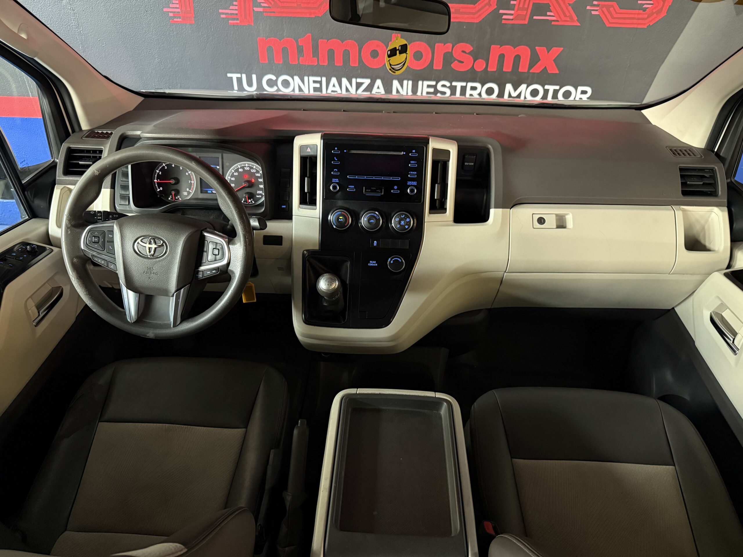 TOYOTA HIACE 12 PASAJ 2023