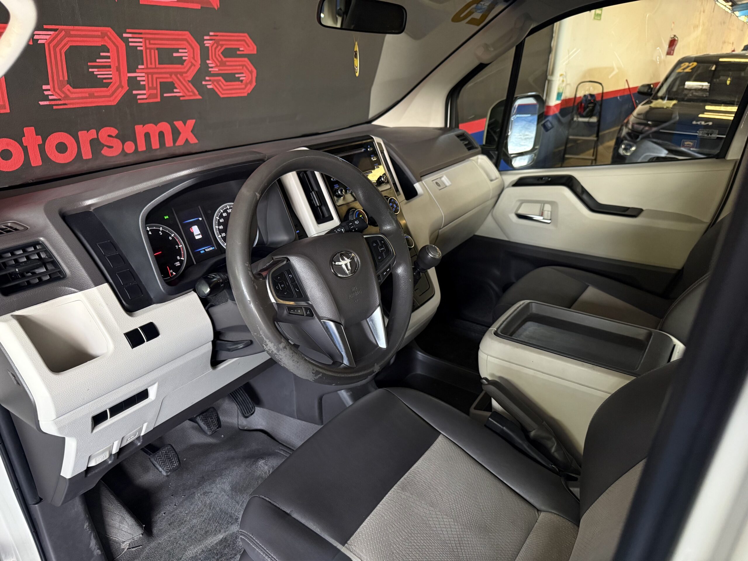 TOYOTA HIACE 12 PASAJ 2023