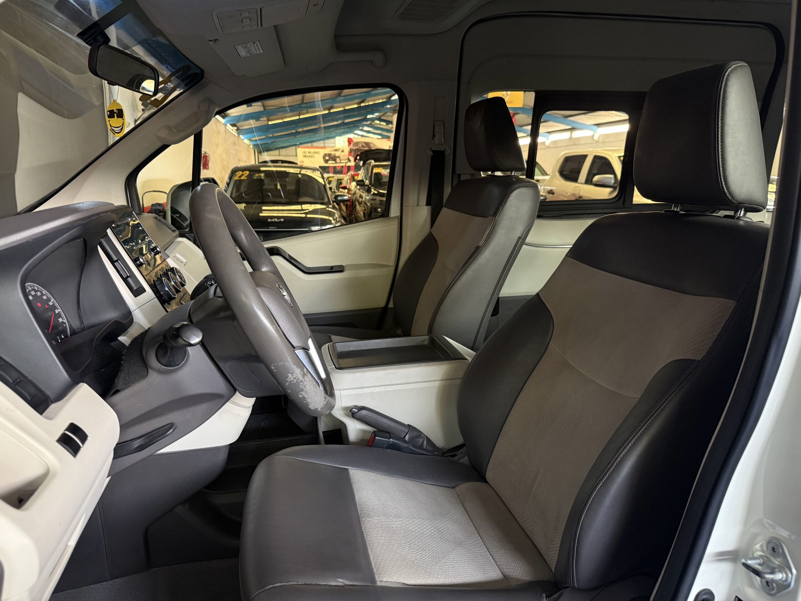 TOYOTA HIACE 12 PASAJ 2023