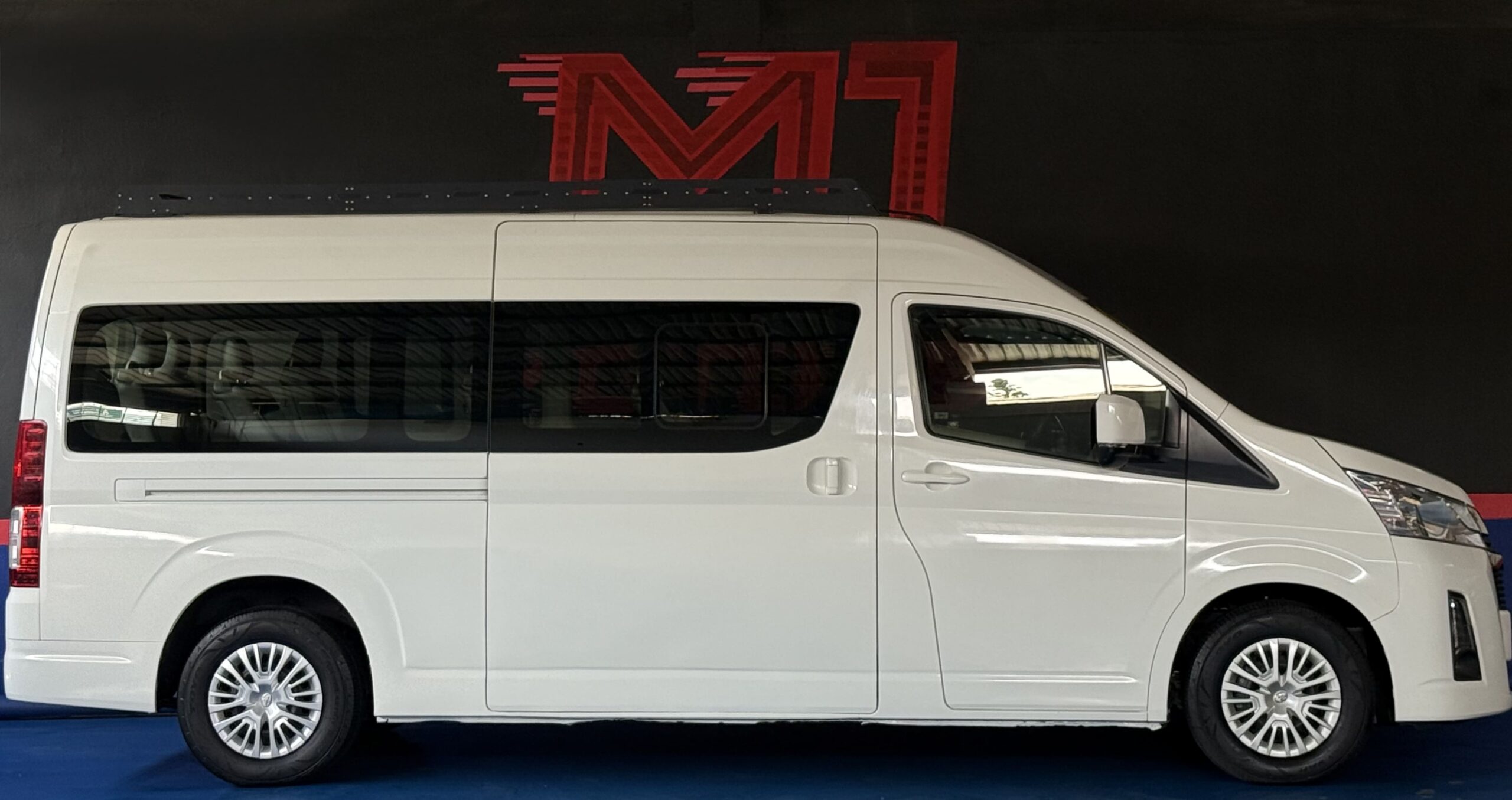 TOYOTA HIACE 12 PASAJ 2023